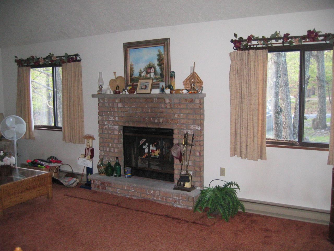 229 Mallard Lane Bushkill, PA 18324 - Photo 7 of 11 2 Story Family Rm w/ Fireplace & Skylts.