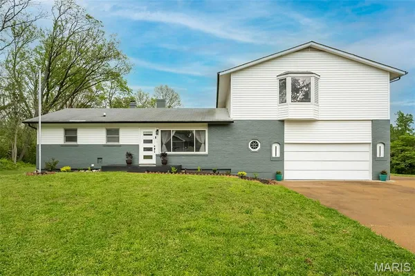 $580,000 | 270 East Skyline Drive, Ballwin, MO 63011