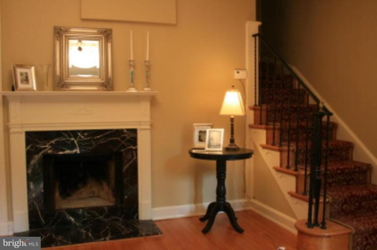 4454 Reservoir Road Northwest Washington, DC 20007 - Photo 4 of 11 Living Room