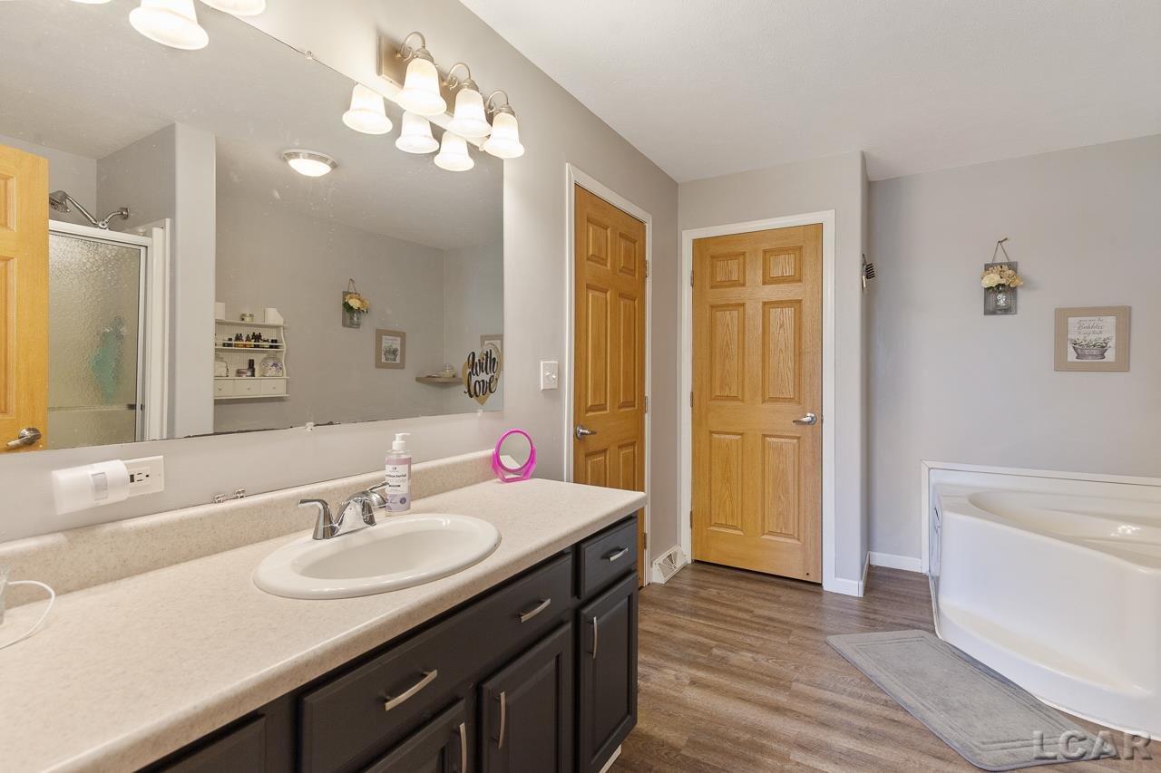 1688 West Valley Road Adrian, MI 49221 - Photo 13 of 29 50040822-12.JPG