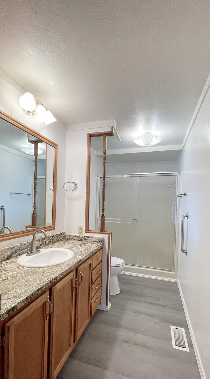 555 Freeman Road, Unit 60 Central Point, OR 97502 - Photo 15 of 24 primary bathroom