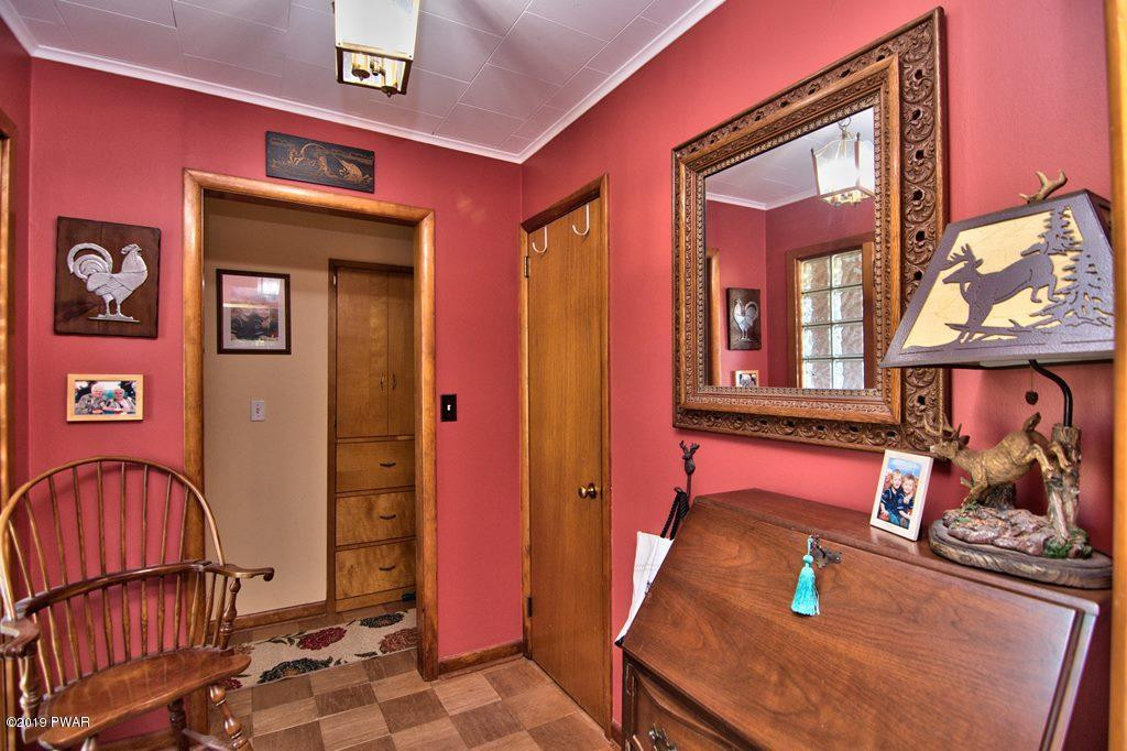 32 Myrtle Street Waymart, PA 18472 - Photo 12 of 44 Foyer