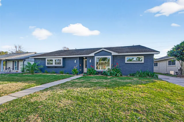 a view of a yard in front of a house with a yard