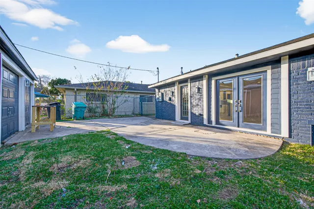 a view of a porch in front of house