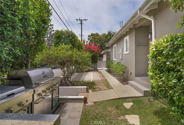 a view of a yard in front of house