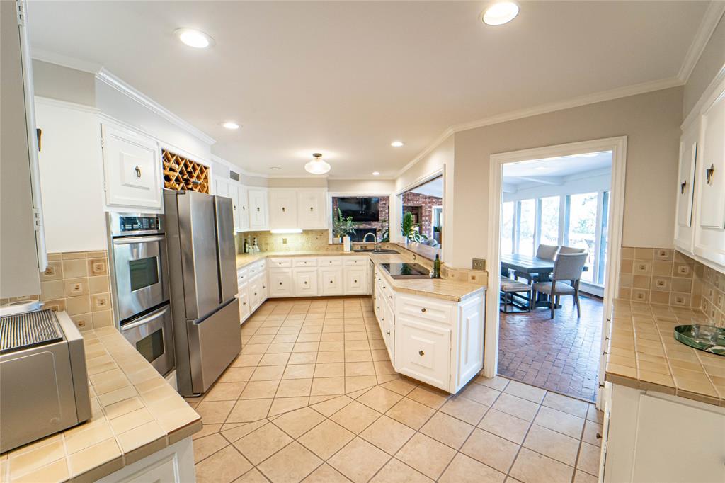 4 Sendero Road Breckenridge, TX 76424 - Photo 15 of 38 Open concept, Large and spacious-great prep space with stainless appliances and recessed lighting!