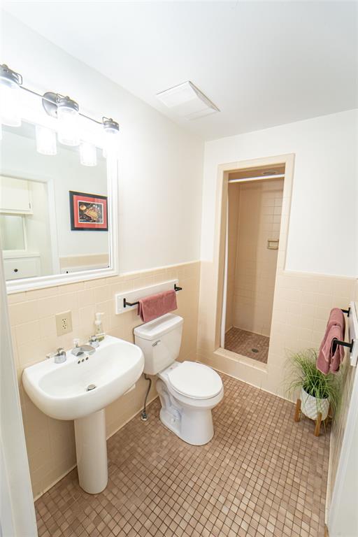 4 Sendero Road Breckenridge, TX 76424 - Photo 24 of 38 Ensuite bath for Guest Bedroom#3!