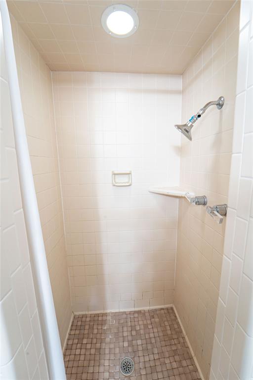 4 Sendero Road Breckenridge, TX 76424 - Photo 26 of 38 Guest ensuite for Guest Bedroom#3 features tiled, walk in shower!