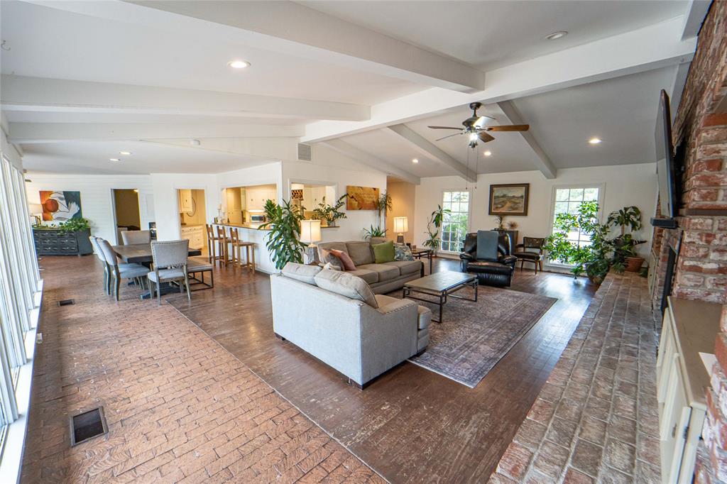 4 Sendero Road Breckenridge, TX 76424 - Photo 7 of 38 Light filled family room-Open-concept featuring brick accents, vaulted ceilings and hardwood floors.