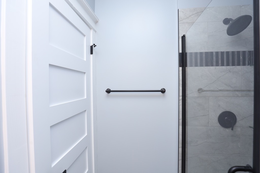 2039 West 23rd Street, Unit 1 Chicago, IL 60608 - Photo 20 of 20 a bathroom with a shower