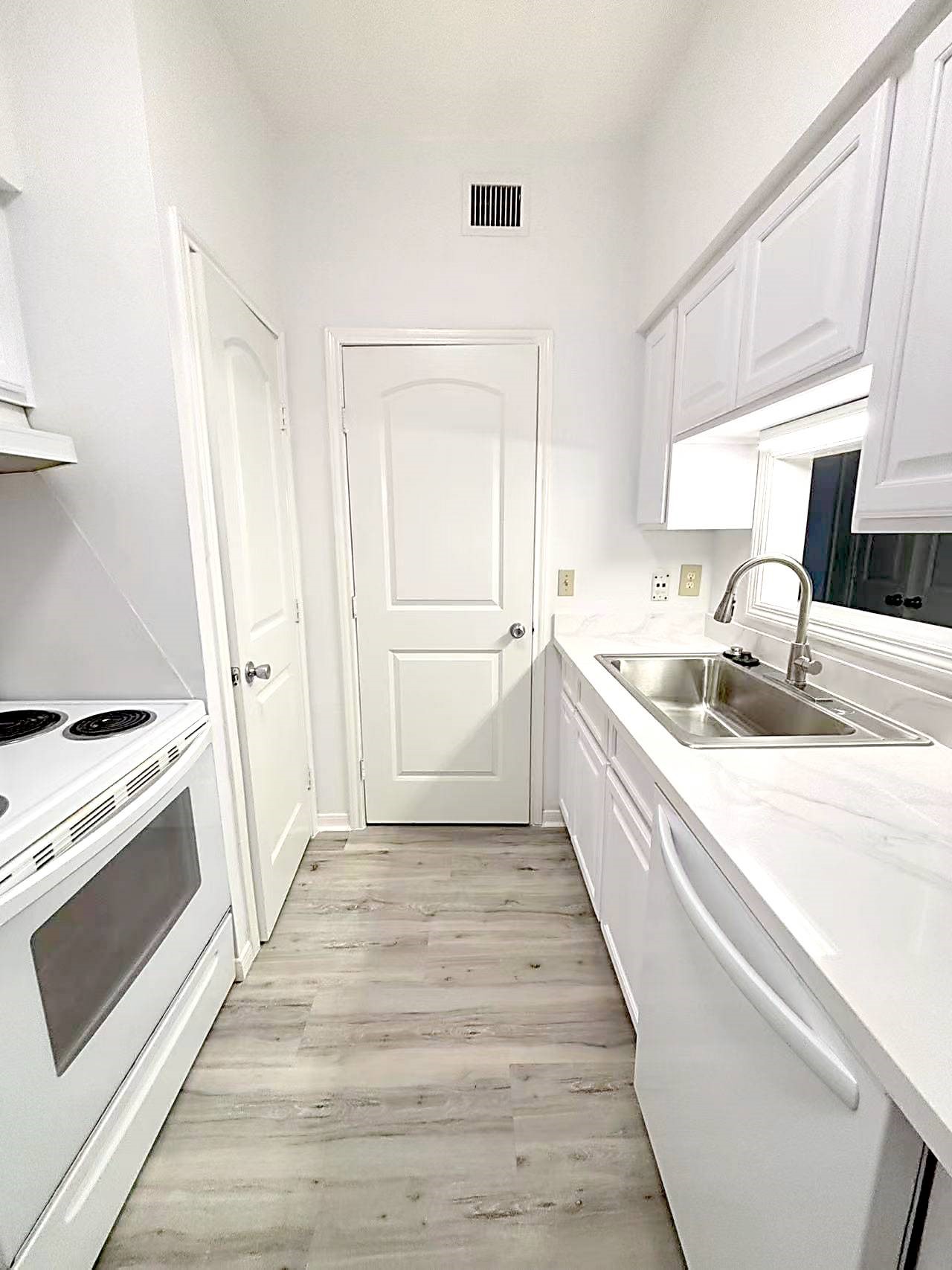 2425 Underwood Street, Unit 157 Houston, TX 77030 - Photo 2 of 20 Kitchen