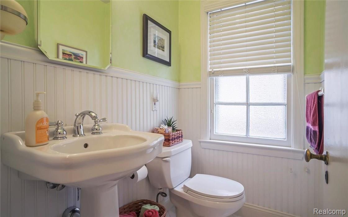 272 Merriweather Road Grosse Pointe, MI 48236 - Photo 16 of 18 29-photo-web-1680x1050-140248.jpg