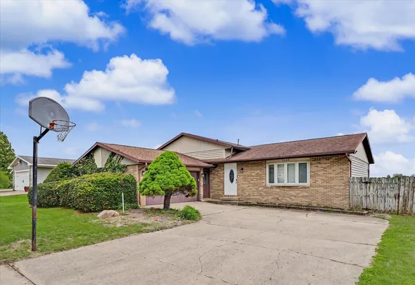 $269,900 | 2229 Jeffery Drive, St. Joseph, IL 61873
