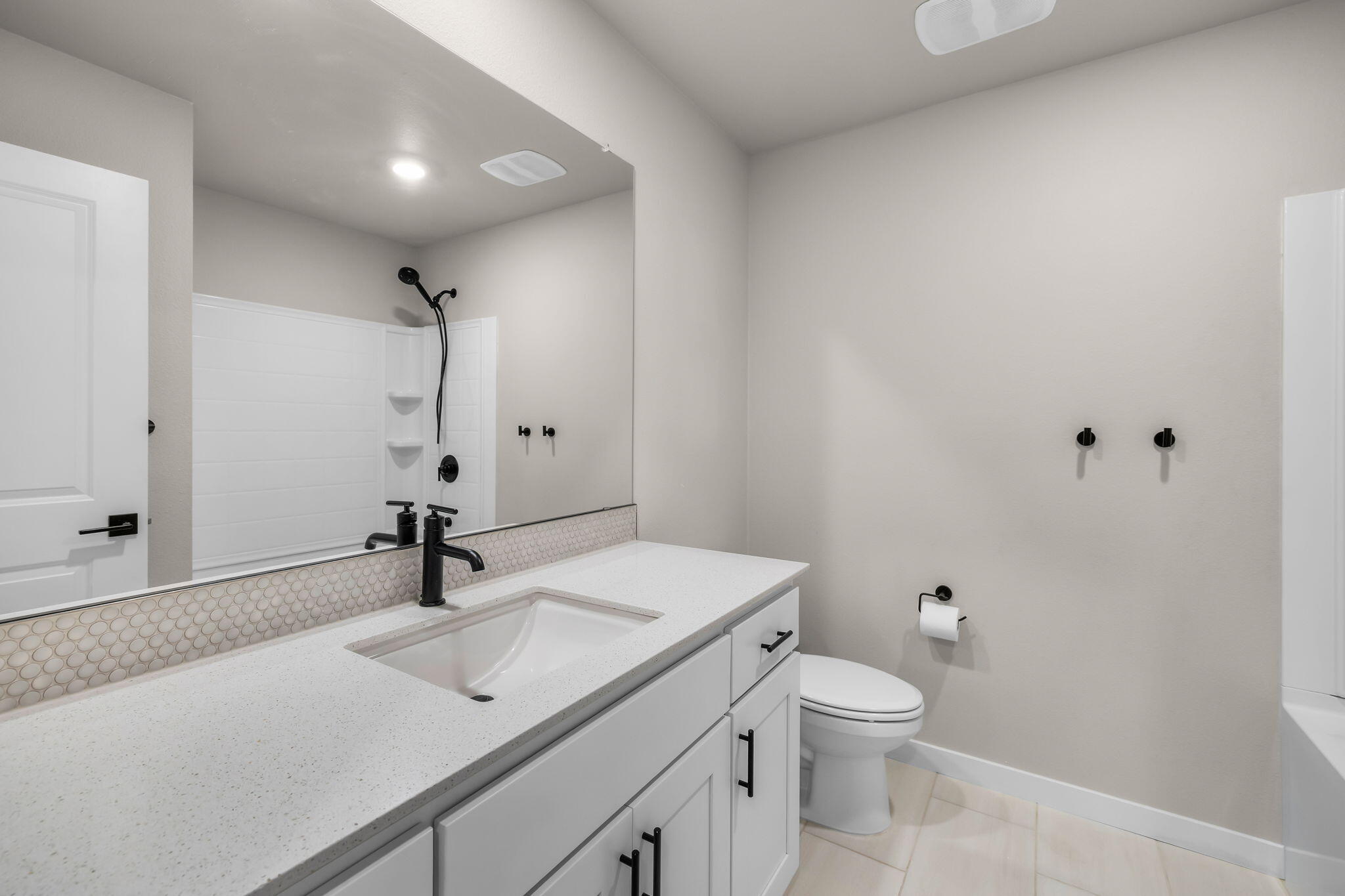 61197 Southwest Beverly Way Bend Bend, OR 97702 - Photo 19 of 32 upstairs bathroom