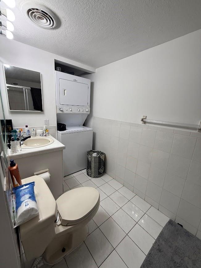 11790 Southwest 18th Street, Unit 1073 Miami, FL 33175 - Photo 14 of 25 a bathroom with a sink a toilet and mirror