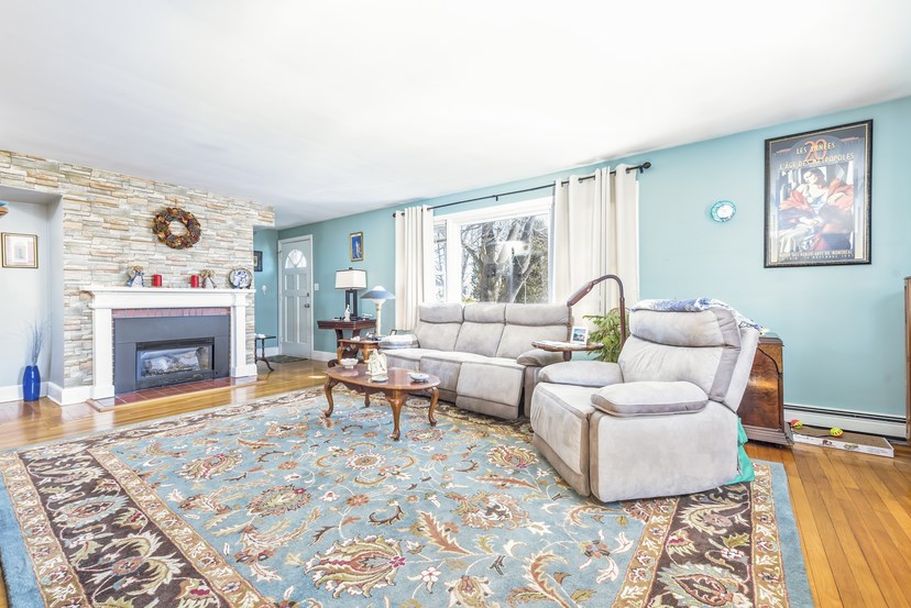 7 McCormick Road Newport, RI 02840 - Photo 5 of 33 Spacious Living room wit gas fireplace!