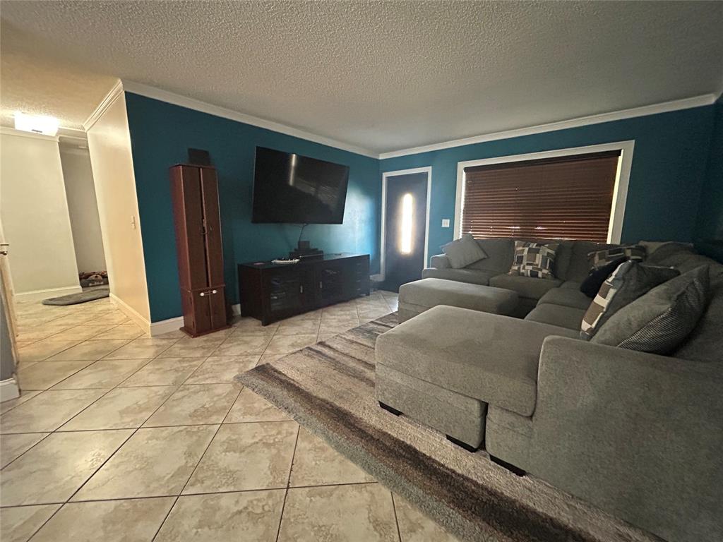 9548 Richmond Circle Boca Raton, FL 33434 - Photo 18 of 38 a living room with a couch and a flat screen tv