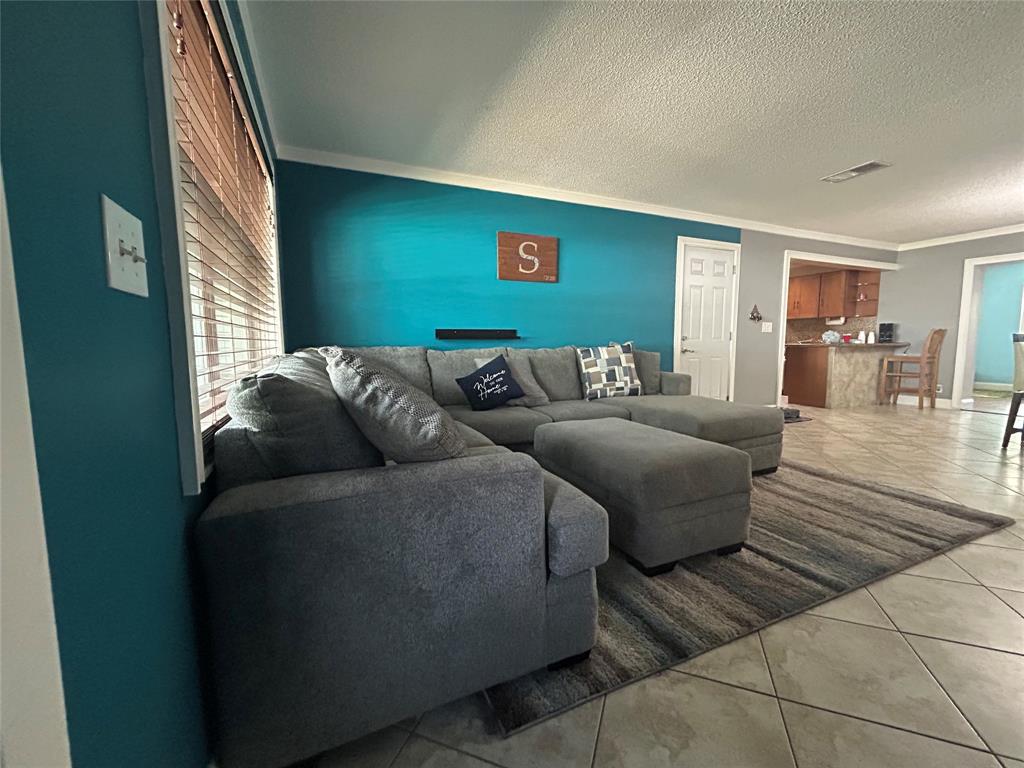 9548 Richmond Circle Boca Raton, FL 33434 - Photo 20 of 38 a living room with furniture and a window