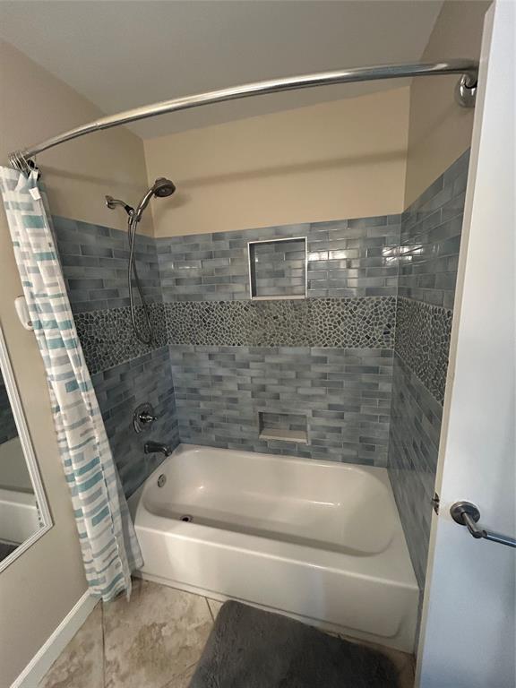 9548 Richmond Circle Boca Raton, FL 33434 - Photo 28 of 38 a bathroom with a shower and tub