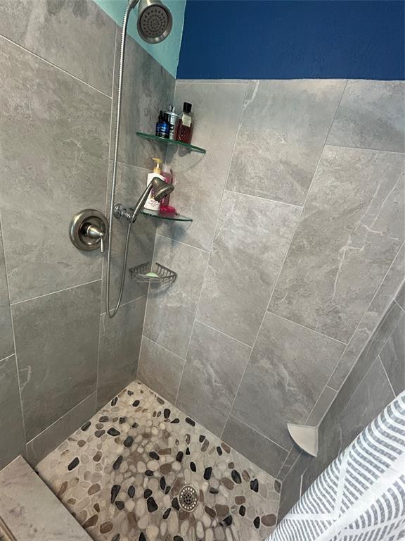 9548 Richmond Circle Boca Raton, FL 33434 - Photo 38 of 38 a bathroom with a shower