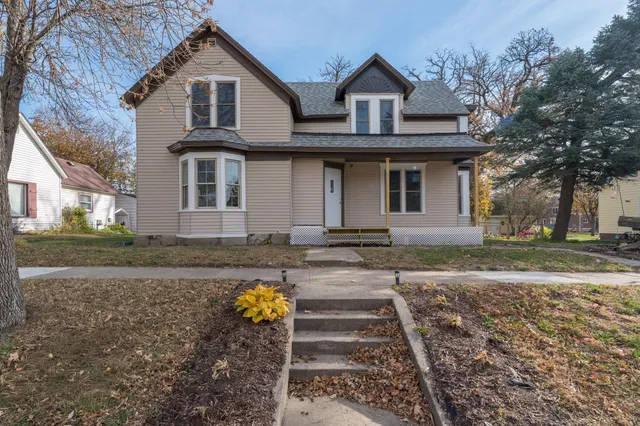 $299,900 | 212 North Murphy Street, Lake Crystal, MN 56055