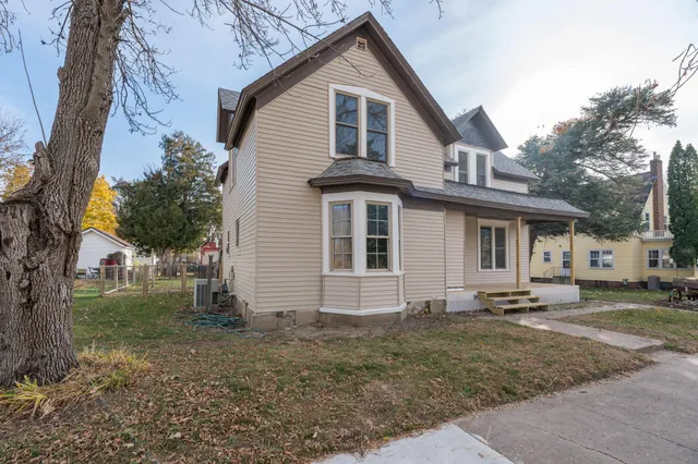 $299,900 | 212 North Murphy Street, Lake Crystal, MN 56055