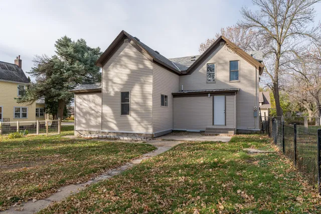 $299,900 | 212 North Murphy Street, Lake Crystal, MN 56055