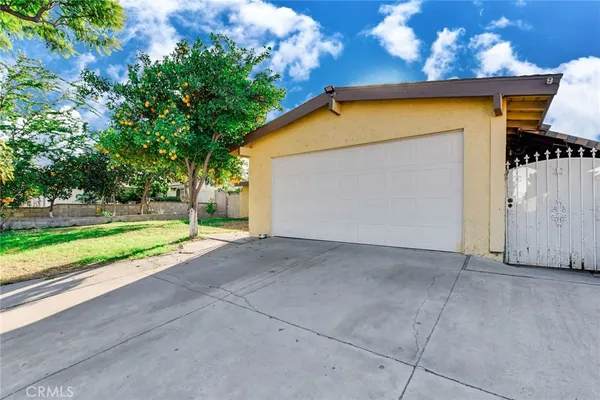 a view of a house with a yard and garage