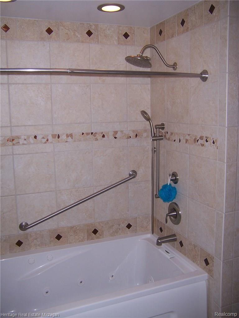 6463 Robb Road Fowlerville, MI 48836 - Photo 34 of 43 Tub/Shower View 2