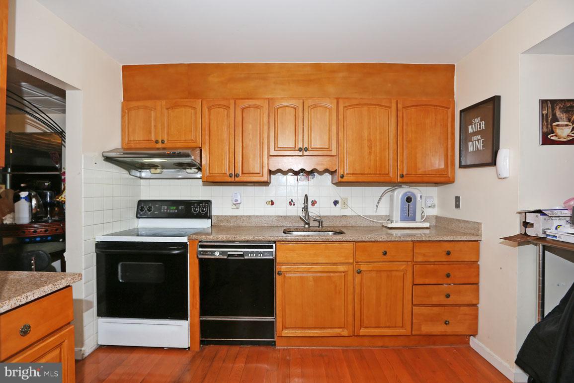 9640 Horizon Run Road, Unit 18C Gaithersburg, MD 20886 - Photo 2 of 14 Kitchen Large window in front giving natural light