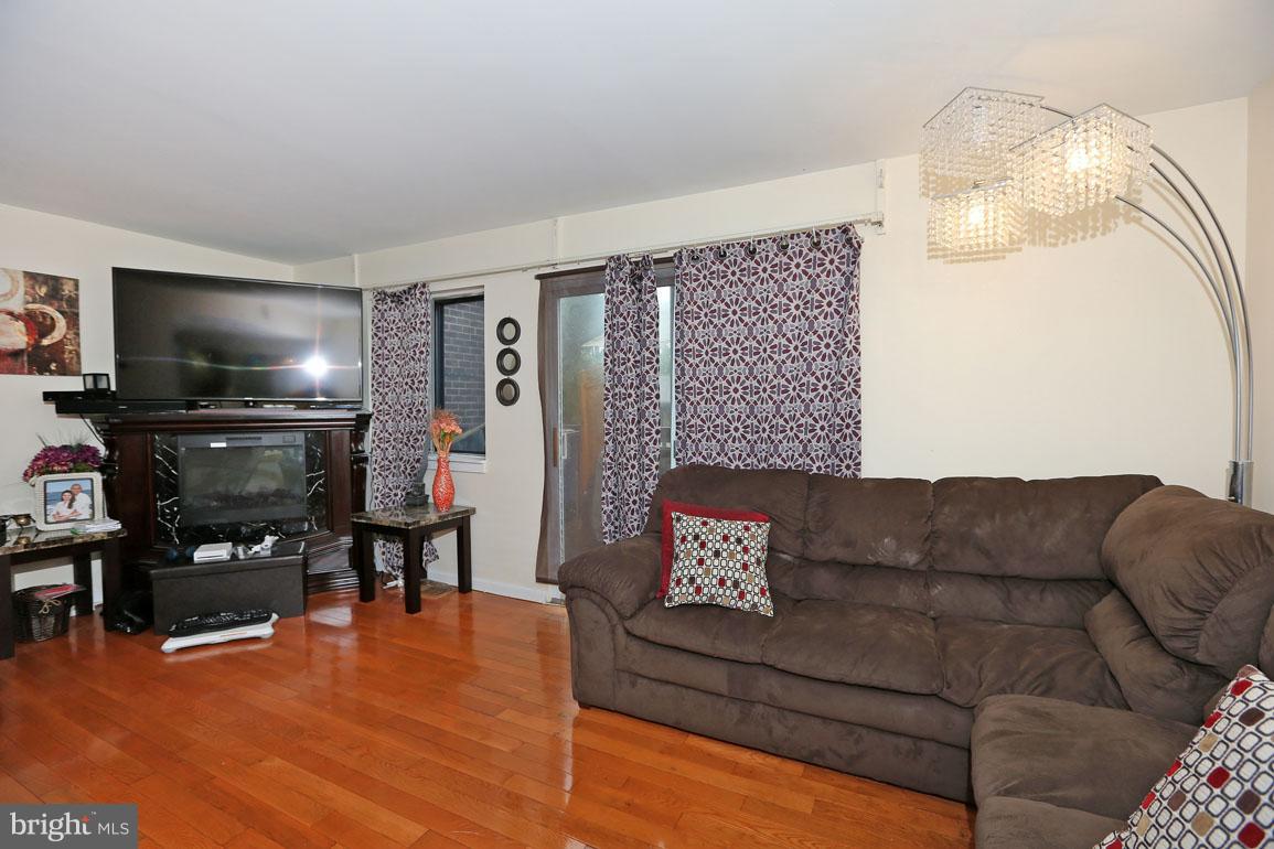 9640 Horizon Run Road, Unit 18C Gaithersburg, MD 20886 - Photo 5 of 14 Living Room Large adjoining the Dining room.