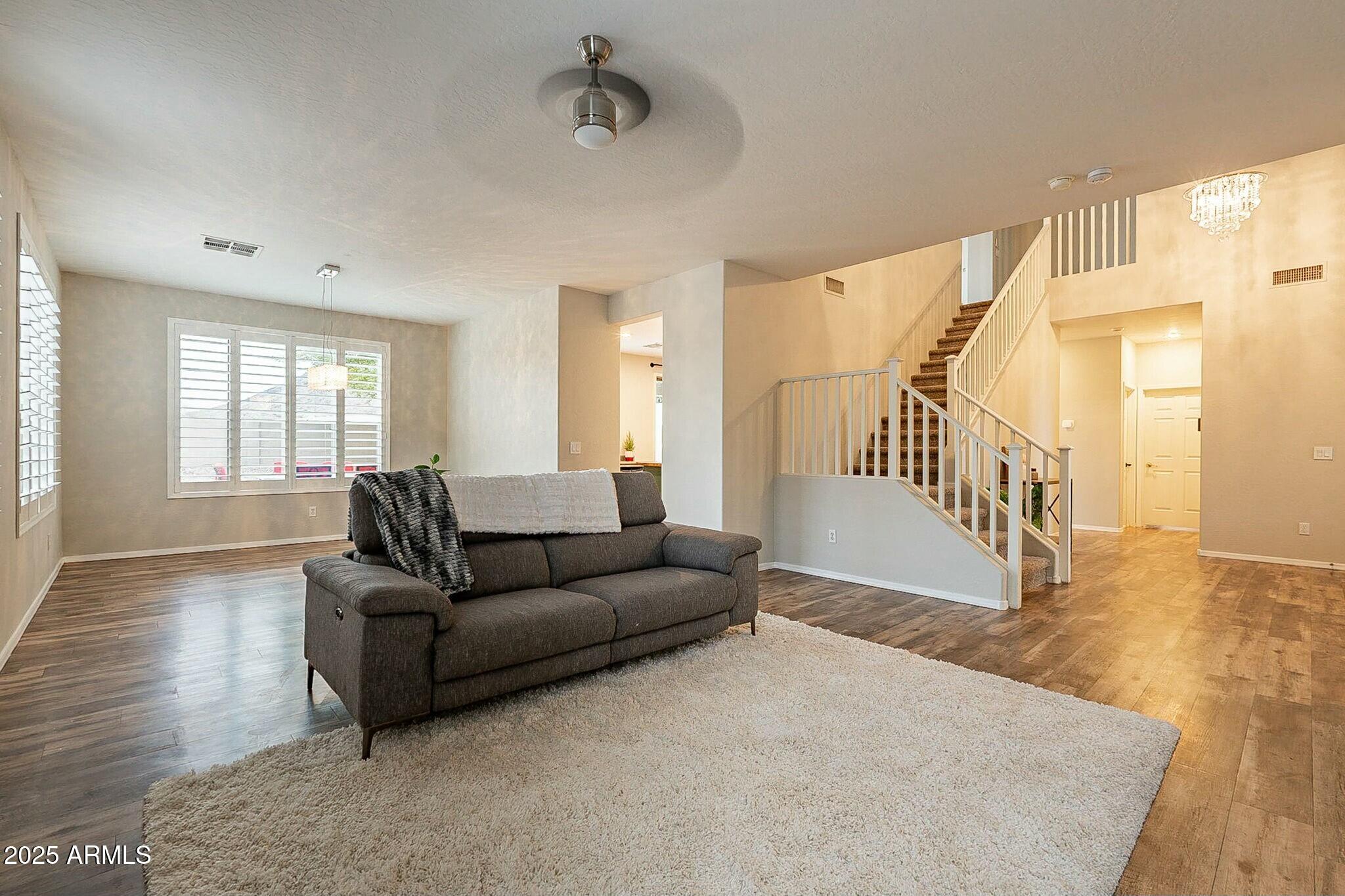 25622 North Singbush Loop Phoenix, AZ 85083 - Photo 10 of 31 tempImage3a8uIf