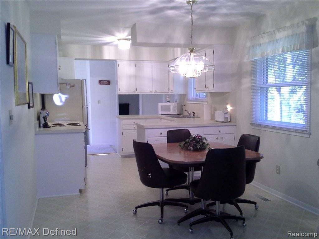678 Bridgestone Drive Rochester, MI 48309 - Photo 7 of 15 KITCHEN/DINING AREA