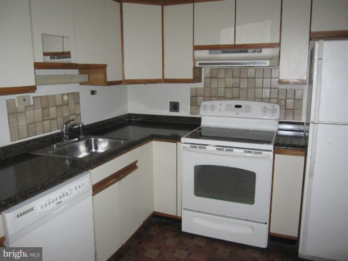 118 Charmuth Road Lutherville-Timonium, MD 21093 - Photo 6 of 10 Kitchen