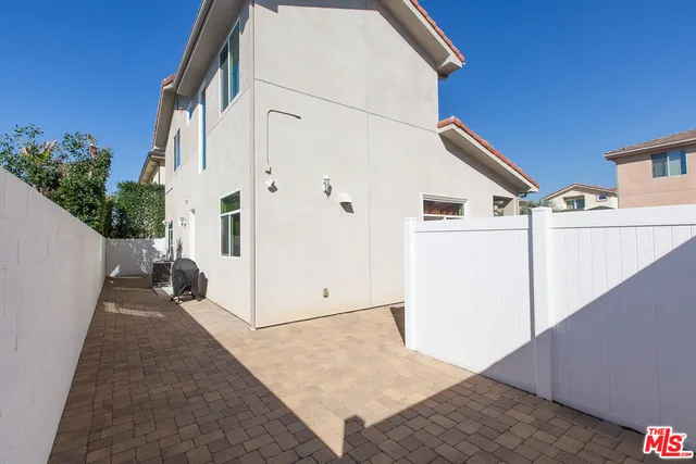a view of a house with backyard