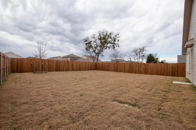 a view of a backyard
