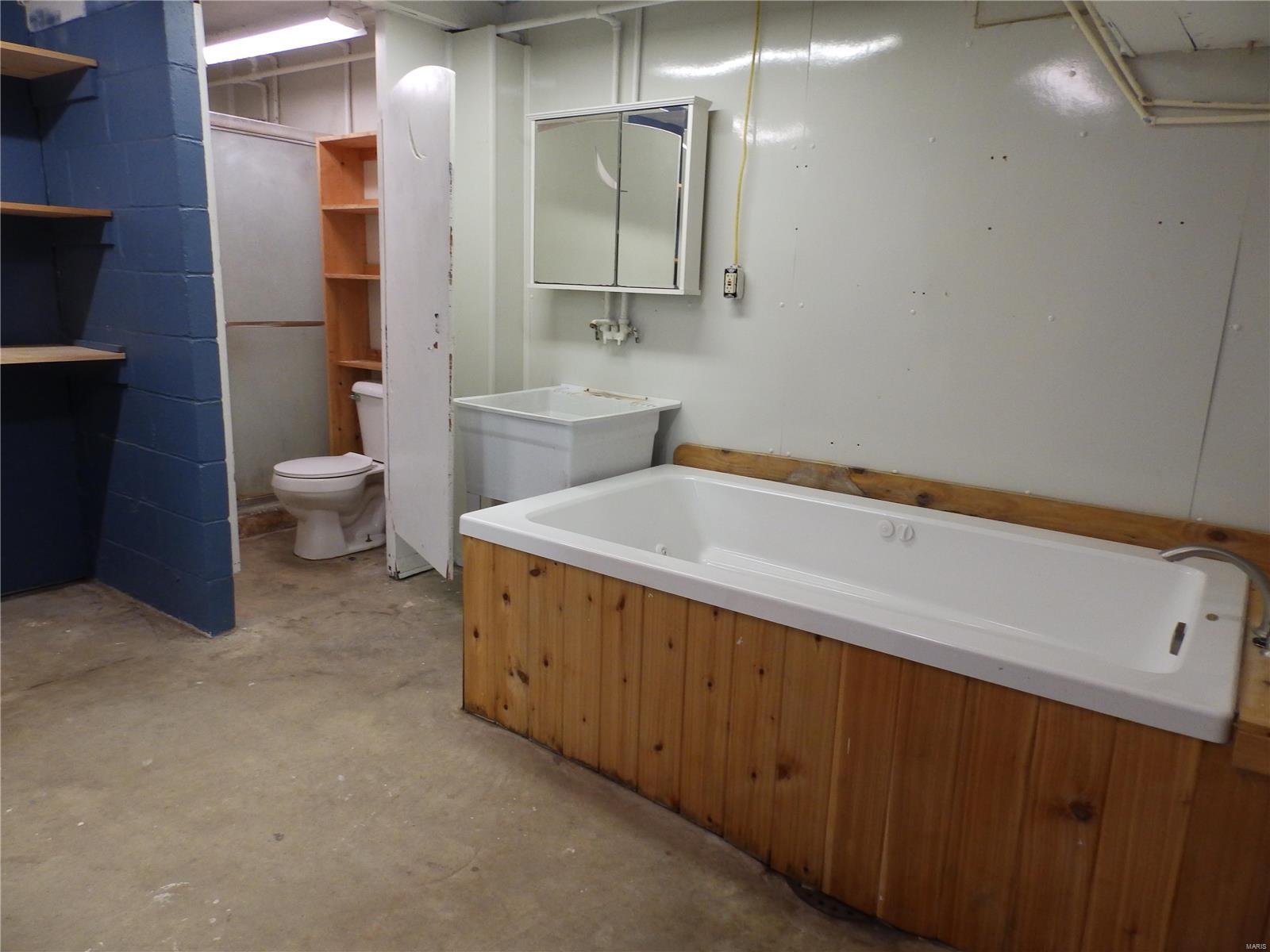 405 South Clarksville Road Pittsfield, IL 62363 - Photo 14 of 24 Gallery Image 14