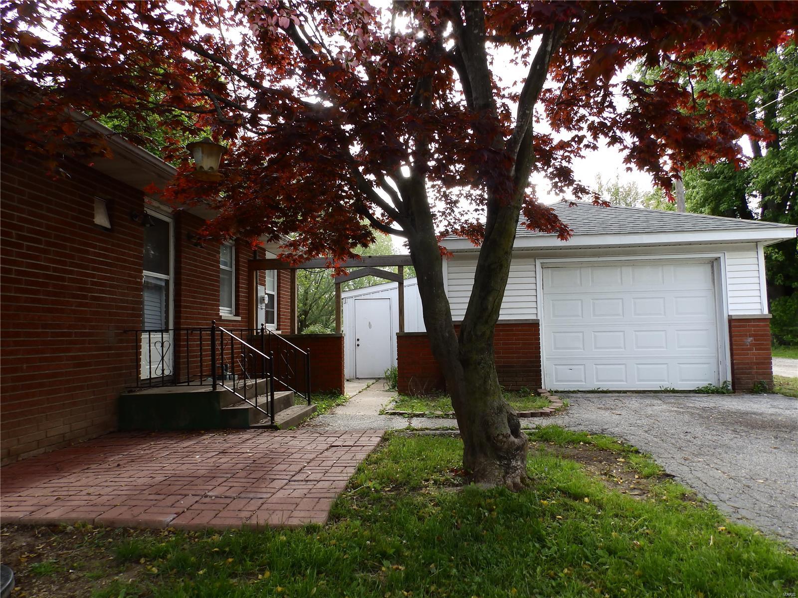 405 South Clarksville Road Pittsfield, IL 62363 - Photo 3 of 24 Gallery Image 3