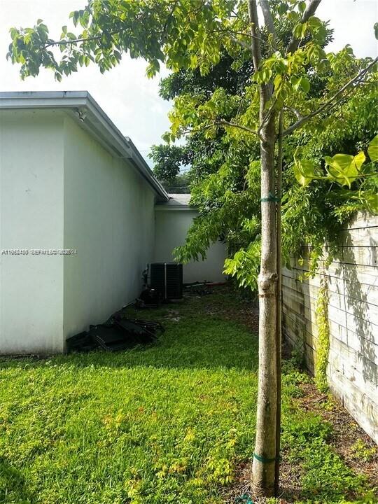 15 Northwest 52nd Street Miami, FL 33127 - Photo 6 of 28 a view of a backyard