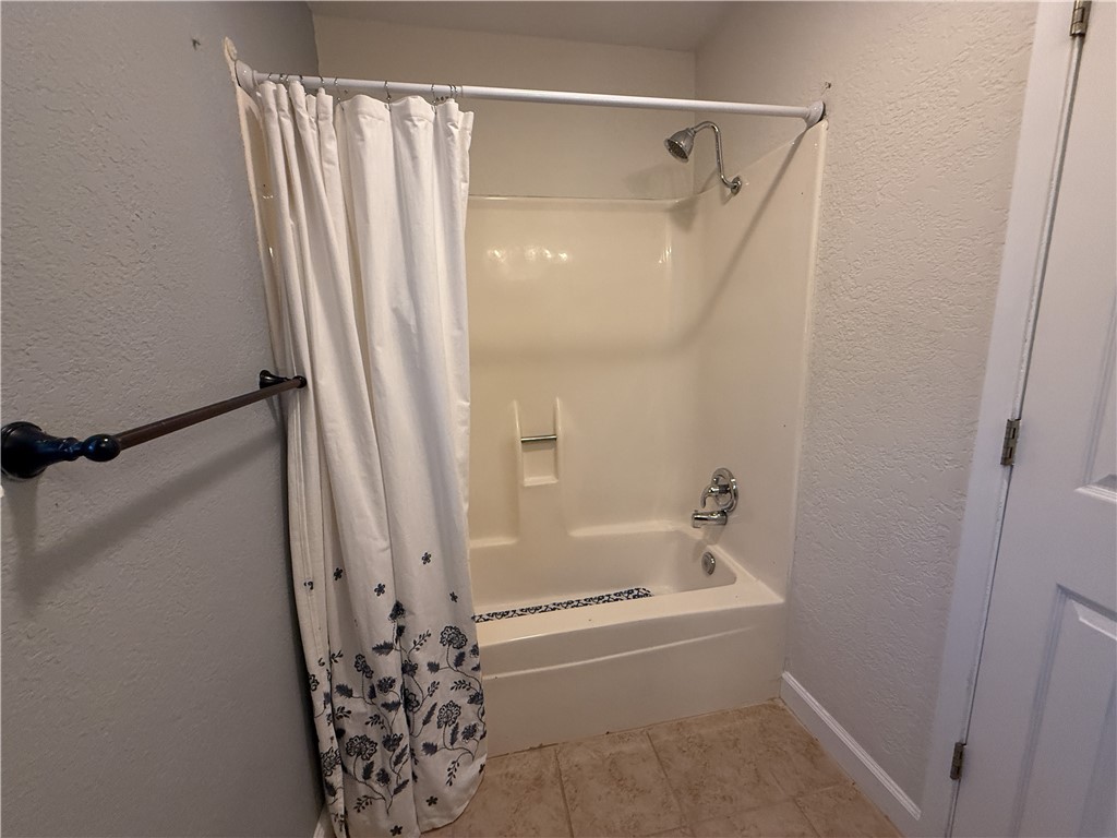 10502 Hemlock Road Corpus Christi, TX 78410 - Photo 15 of 31 a bathroom with a bathtub and shower