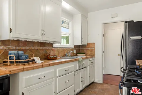 $899,000 | 6818 Varna Avenue, Van Nuys, CA 91405