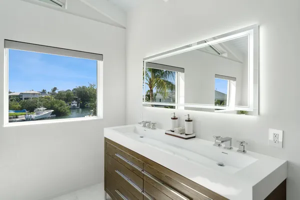 $10,900,000 | 186-165 Bayview Drive, Islamorada, FL 33036