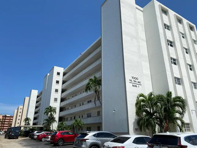 $2,400 | 1000 Northeast 12th Avenue, Unit 307, Hallandale Beach, FL 33009