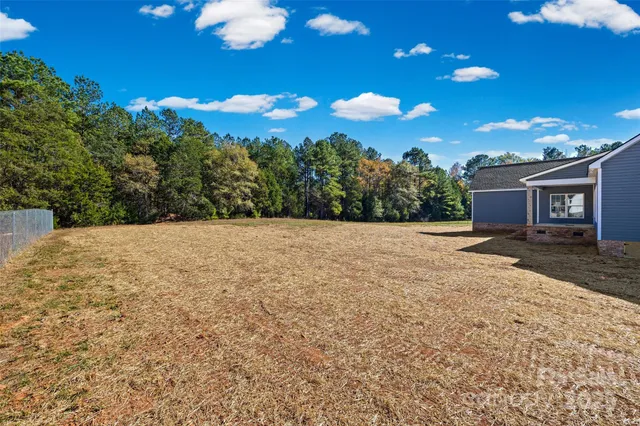 a view of a yard with an tree