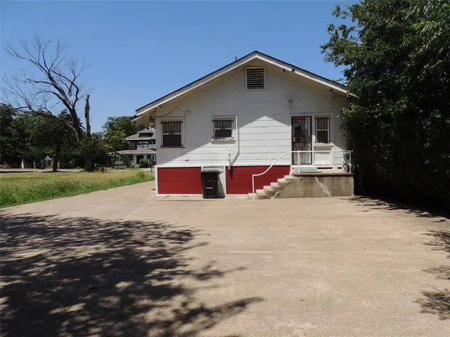 a front view of house with yard