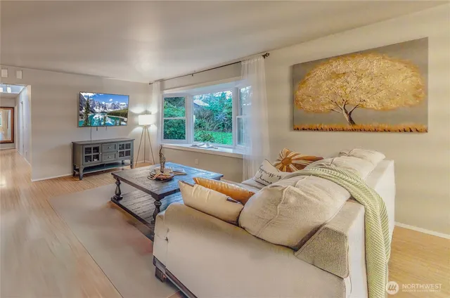 $1,762,000 | 604 128th Avenue Southeast, Bellevue, WA 98005