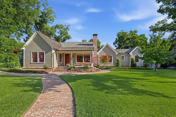 $1,950,000 | 426 East Texas Street, Grapevine, TX 76051