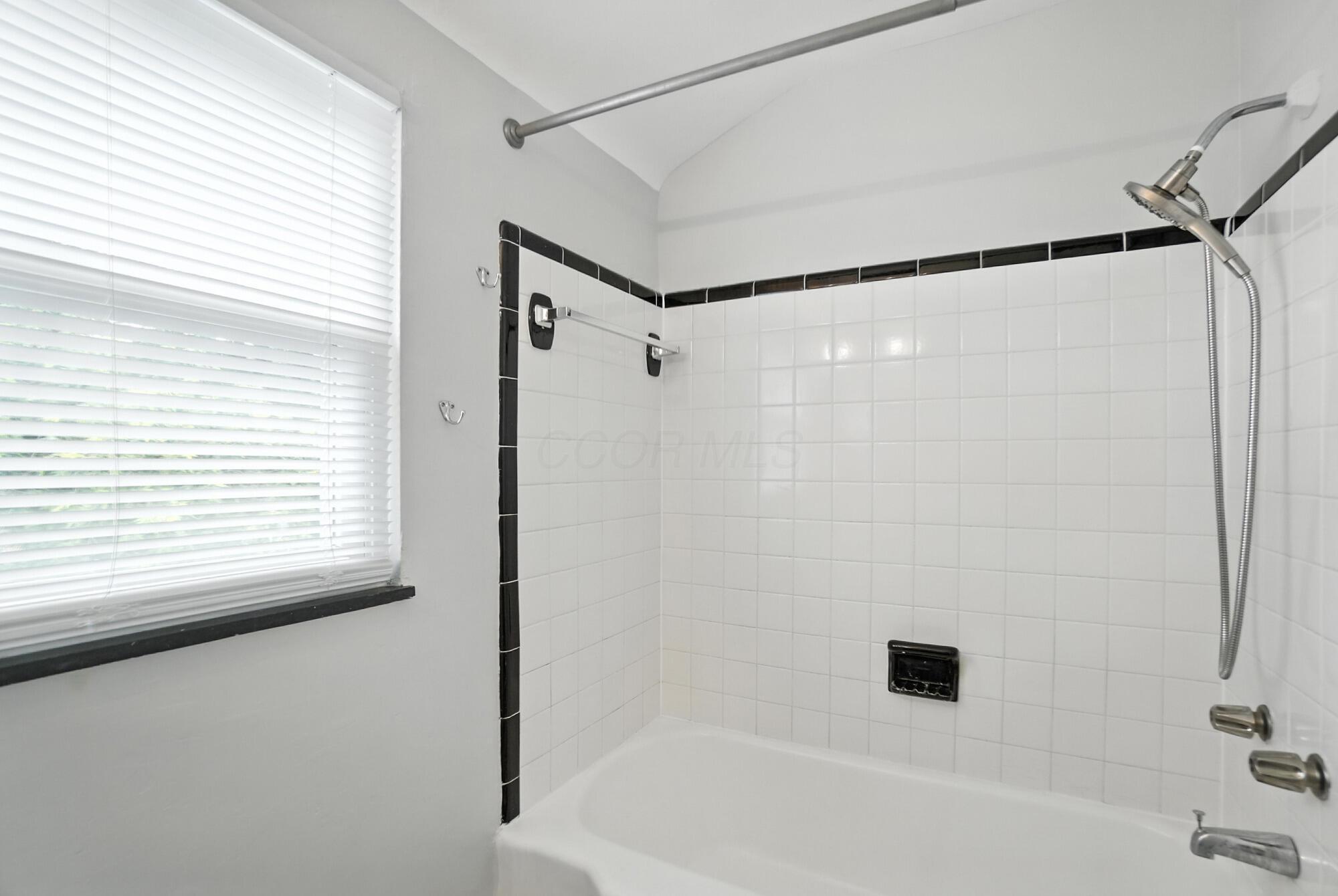 2079 Inchcliff Road Columbus, OH 43221 - Photo 28 of 36 029