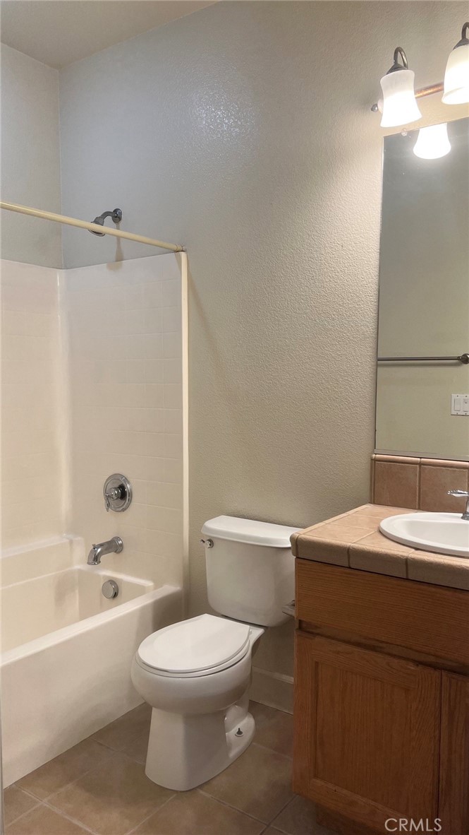 424 Barclay Way Merced, CA 95348 - Photo 11 of 21 Guest bathroom