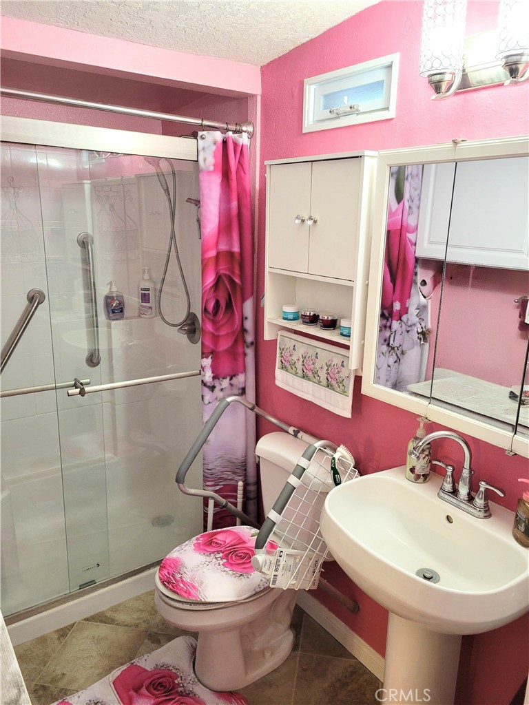 14121 Lakota Road Apple Valley, CA 92307 - Photo 17 of 40 Primary Bath